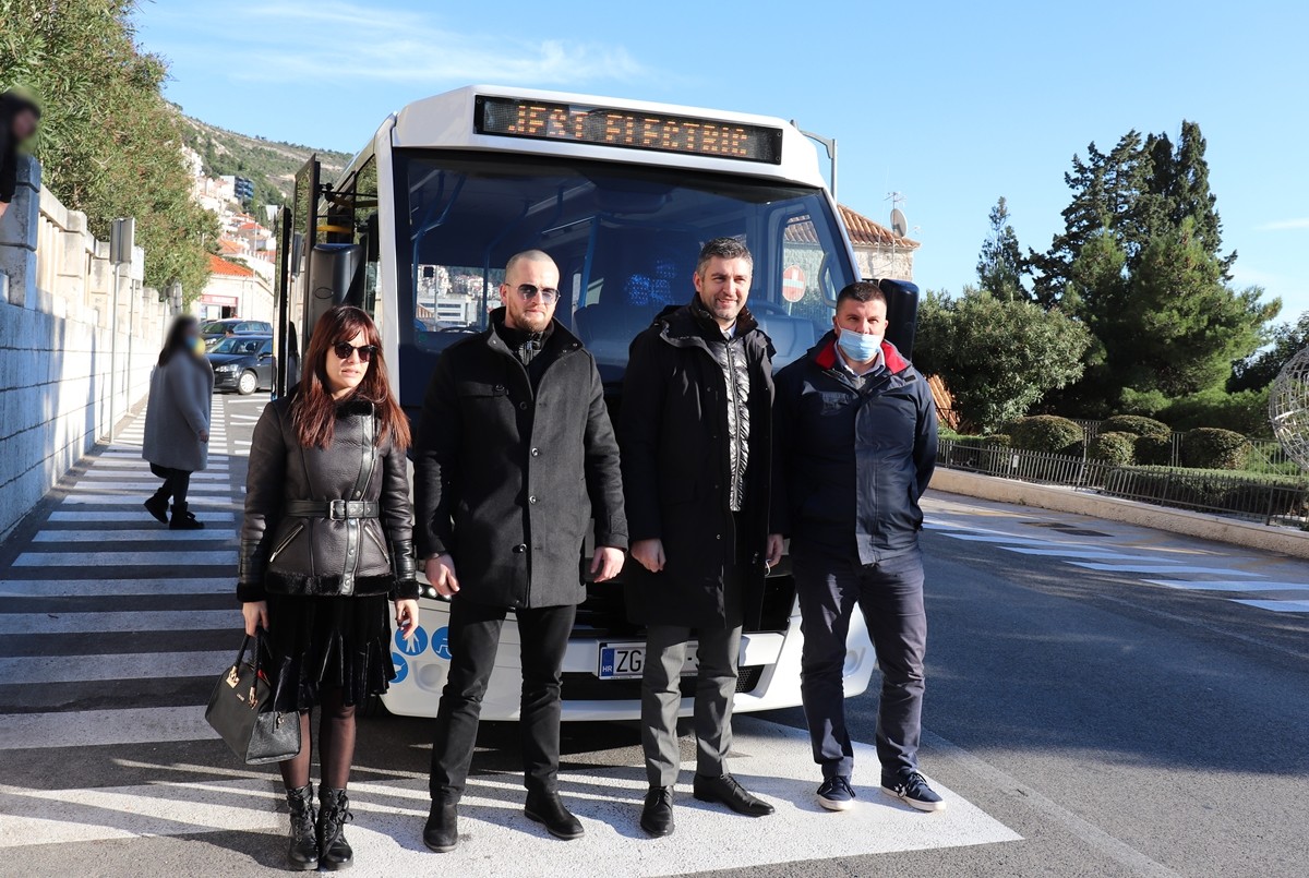 Gradonačelnik Franković s predstavnicima medija na testnoj vožnji električnim mini autobusom