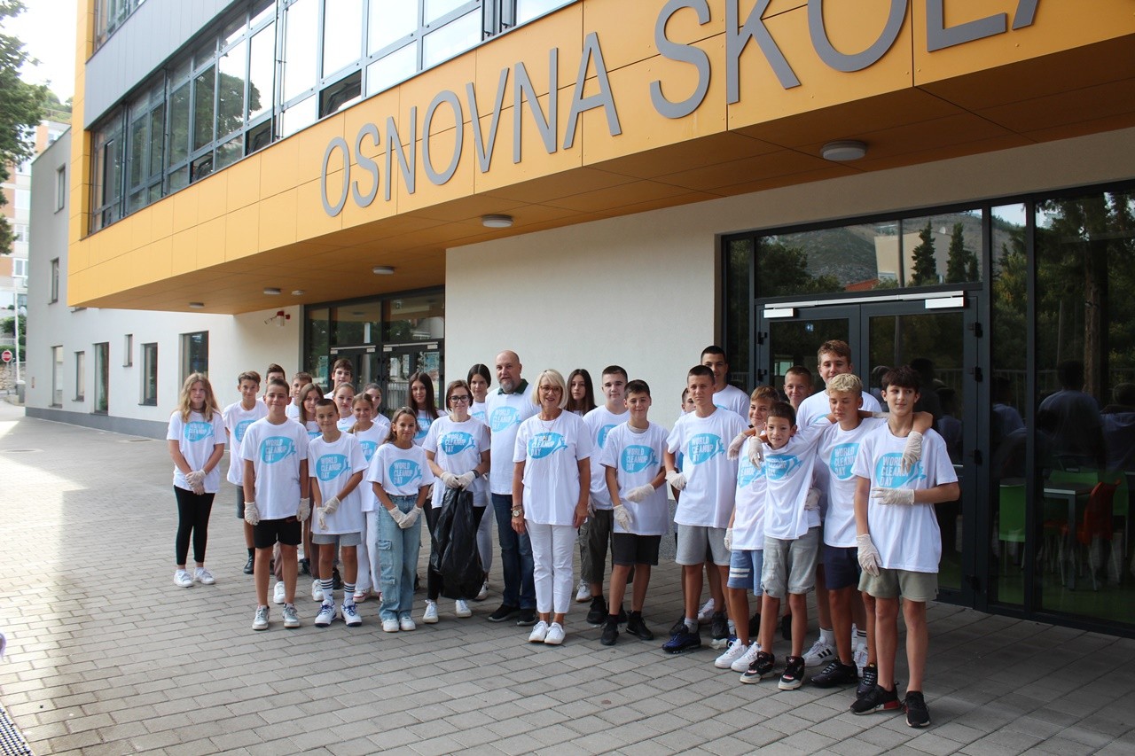 WORLD CLEANUP DAY     Zamjenica Tepšić s učenicima OŠ Montovjerna sudjelovala u zelenoj čistki