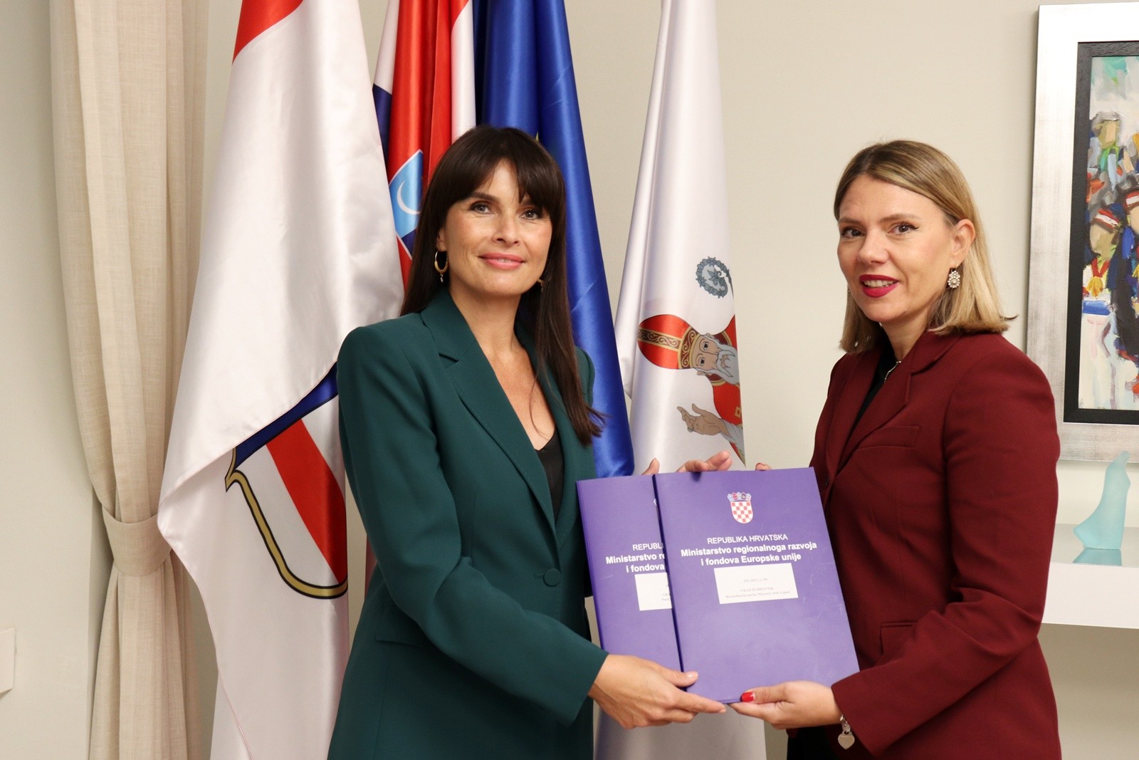 Državna tajnica Zrinka Raguž uručila 1.4 milijuna eura vrijedne ugovore o dodatnom sufinanciranju projekata Park & Ride i obnova parka Mayneri